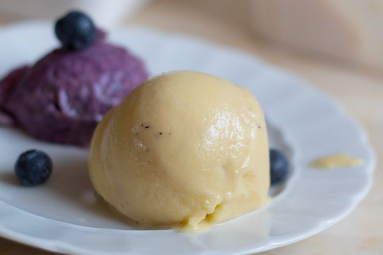 Verantwoord ijs met Alpro kokosnoot en vers fruit | www.deedylicious.nl