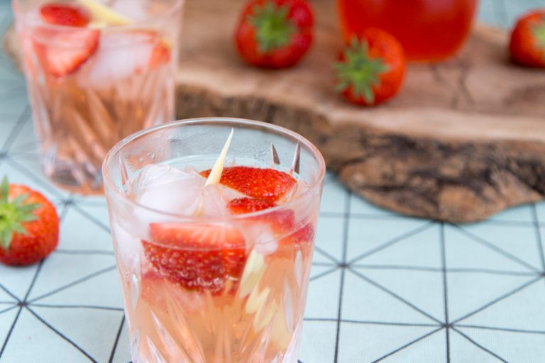 Summer cocktail met homemade aardbeienlikeur | www.deedylicious.nl
