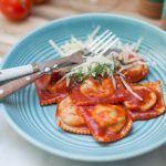 Ravioli met geroosterde venkel, tomatensaus en dille | www.deedylicious.nl