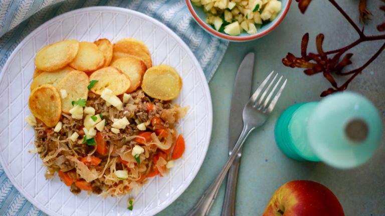 Stoofschotel met zuurkool, appel en gehakt | www.deedylicious.nl