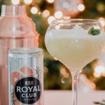 Mocktail met royal club met cocktailshaker