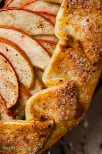 Detail van een gebakken korst van de Appeltaart met frangipane.