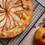 Bovenaanzicht van de Appeltaart met pistache frangipane opgebouwd met dunne schijfjes appel.