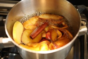 Pannetje gevuld met suikersiroop, appel, kaneel en ander winterse specerijen om koffielikeur te maken