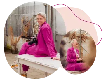 Foodfotograaf, productfotograaf en grafisch vormgever Wendy Pronk, gevestigd in Zoetermeer, ook wel bekend als DeedyLicious, zittend op een tafel met haar camera in haar hand.