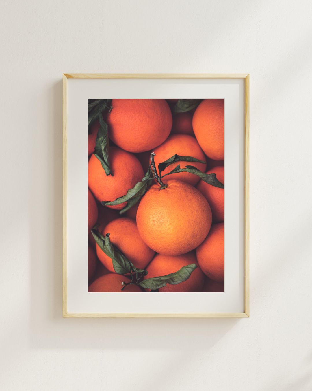 Ingelijste foto Sinaasappels. Met prachtige details van dit prachtige kleurrijke fruit. De foto is ingelijst in een blanke houten fotolijst.