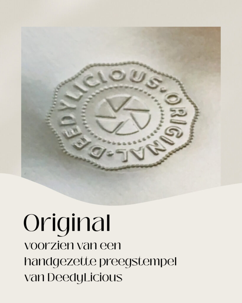 detail van de handgezette preegstempel van deedylicious als echtheidskenmerk op de print